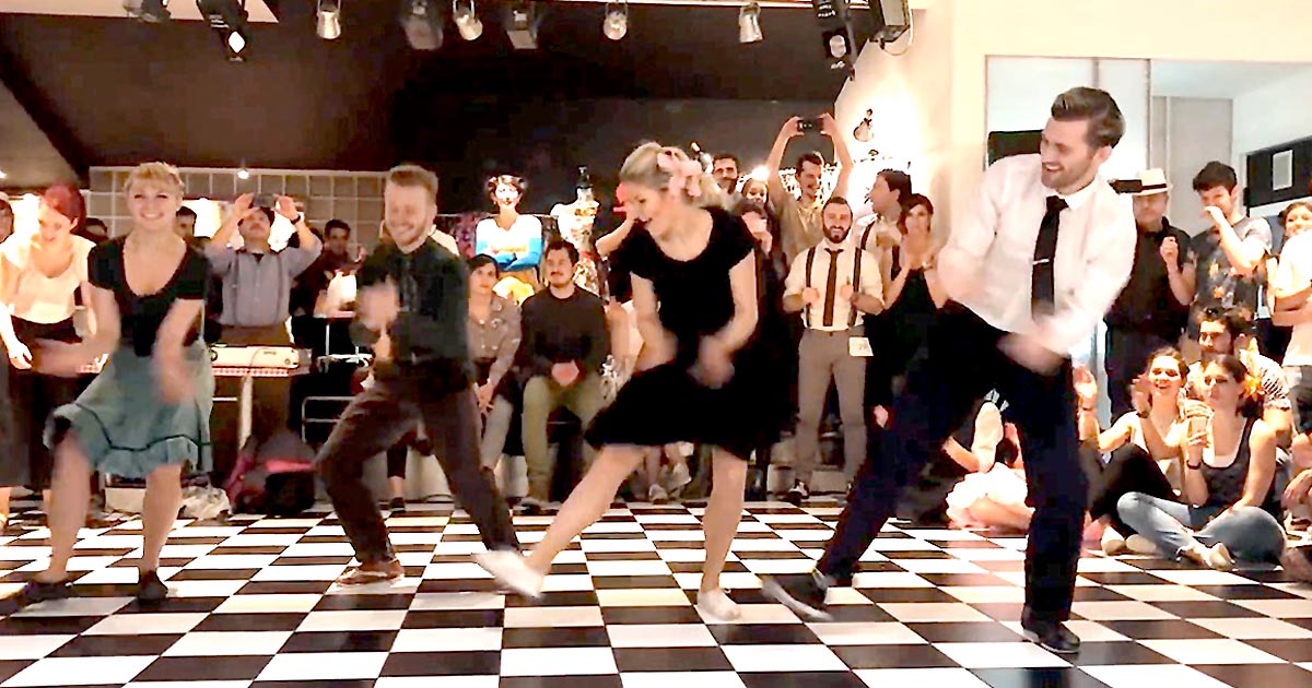 Песня мы танцуем танцы будто иностранцы. Буги-вуги танец. Вуги буги вуги танец. Буги вуги джаз. Бродвей буги-вуги (1942–1943).